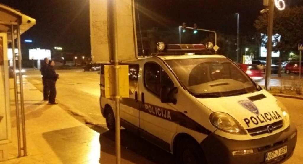 Napali maloljetnike, bježali od policije, pa sletjeli s ceste